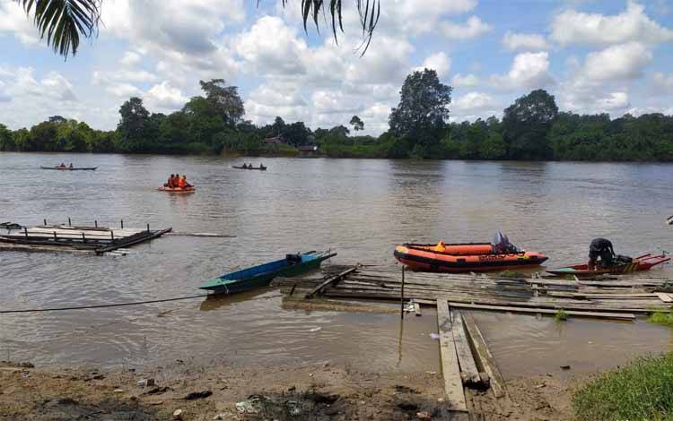 Proses pencarian korban tenggelam di Sungai Seruyan Desa Asam Baru hingga siang ini terus dilakukan