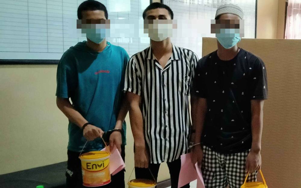 Tiga dari 4 tersangka kasus pencurian saat pelimpahan berkas ke Kejaksaan Negeri Kotawaringin Timur.