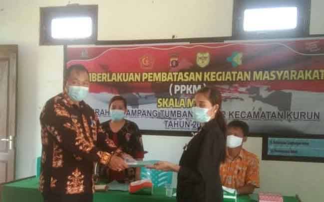 Lurah Tampang Tumbang Anjir, Berjoaldi (kiri) menyerahkan SK pengurusan RT kepada pengurus yang baru.