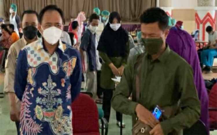Kepala Dinas Pendidikan Kapuas, Suwarno Muriyat didampingi Korwil Pendidikan Kecamatan Selat MAS Muntoha
