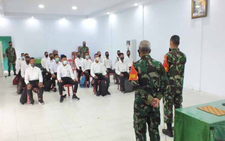 Dandim 1014 Pangkalab Bun Letkol Arh Drajad Tri Putro mengumumkan kelulusan para calon prajurit TNI AD