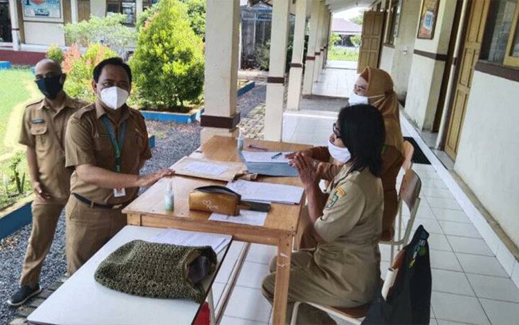 Kepala Dinas Pendidikan Kapuas, Suwarno Muriyat saat meninjau pelaksanaan ujian tingkat SMP di wilayah setempat.