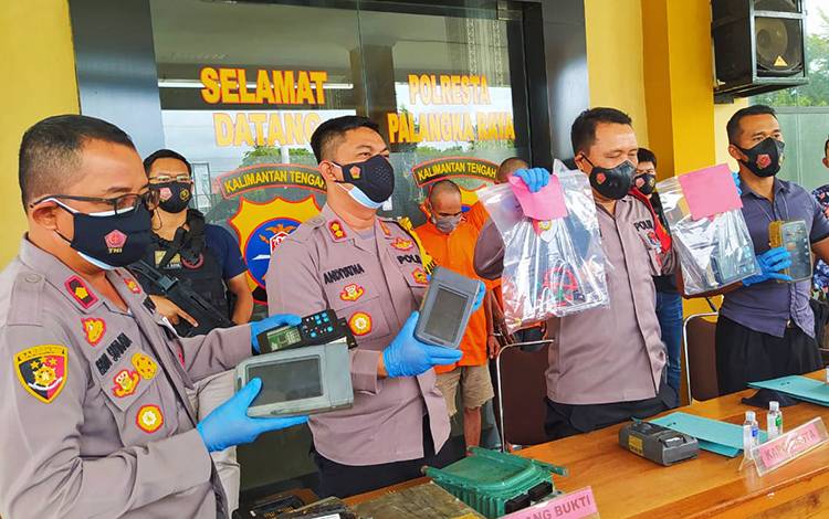 Kapolresta Palangka Raya Kombes Dwi Tunggal Jaladri saat menggelar press release Pencurian dengan pemberatan (Curat).