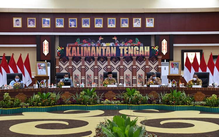 Sekretaris Daerah (Sekda) Provinsi Kalimantan Tengah (Kalteng), Fahrizal Fitri saat memimpin rapat, di Aula Jayang Tingang, Selasa 6 April 2021.