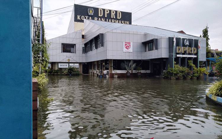 Genangan banjir akibat air pasang di Kota Banjarmasin, Selasa (6/4). ANTARA/Sukarli