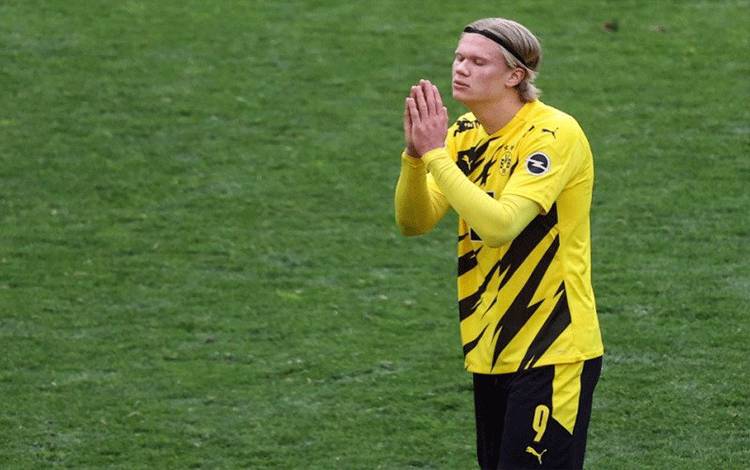 Striker Dortmund asal Norwegia Erling Braut Haaland ketika dalam pertandingan Bundesliga melawan Eintracht Frankfurt di Dortmund, Jerman, pada 3 April 2021. (AFP/LARS BARON)