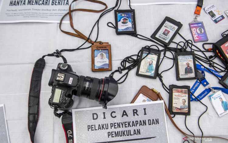 Wartawan yang tergabung dalam Koalisi Untuk Kemerdekaan dan Kebebasam Pers membentangkan poster ketika aksi solidaritas jurnalis di Bundaran Air Mancur (BAM) Masjid Agung, Palembang, Sumatera Selatan, Kamis (1/4/2021). Dalam aksinya, mereka mendesak agar kepolisian mengusut tuntas kasus kekerasan yang diduga dilakukan oknum aparat terhadap wartawan Tempo Nurhadi ketika melakukan peliputan terkait kasus dugaan suap pajak Angin Prayitno Aji, mantan Direktur Pemeriksaan Direktorat Jenderal Pajak Ke