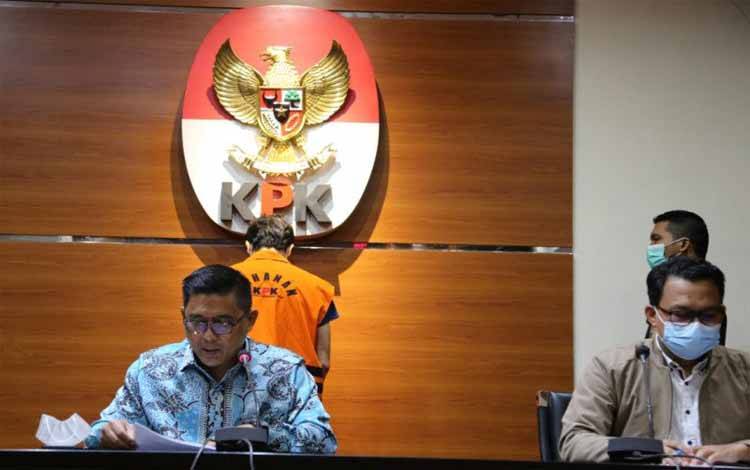 ekusi KPK Karyoto (kiri) dan Plt Juru Bicara KPK Ali Fikri saat jumpa pers di Gedung KPK, Jakarta, Selasa (6/4/2021) terkait penahanan pemilik PT Borneo Lumbung Energi dan Metal (BLEM) Samin Tan