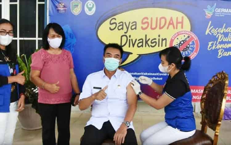 Wakil Bupati Barito Utara, Sugianto Panala Putra saat menerima vaksin covid-19 tahap II di rumah jabatannya, Rabu 7 April 2021. 