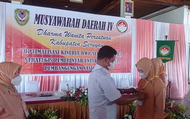 Sekretaris Daerah Kabupaten Seruyan Djainuddin Noor, saat kalungkan tanda peserta Musda IV DWP Kabupaten Seruyan
