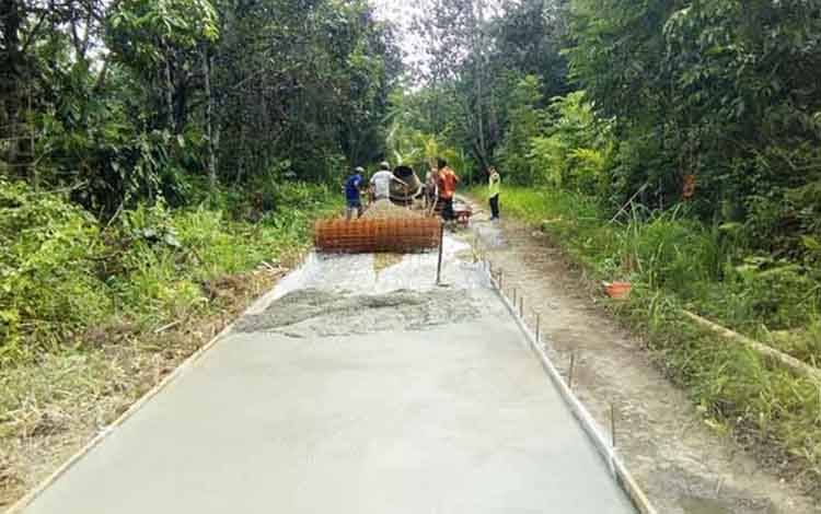 ILUSTRASI - Pembangunan jalan menggunakan anggaran pemerintah di Kalimanta Tengah