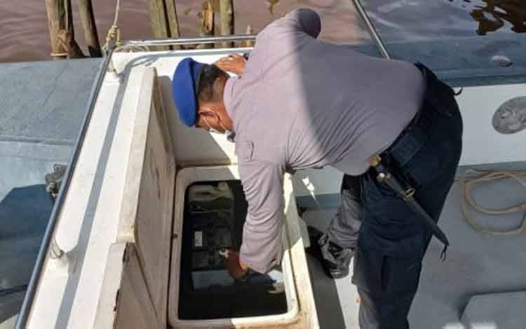 Personel Satpolair Polres Kapuas saat melakukan pengecekan kapal patroli pada Rabu, 7 April 2021.