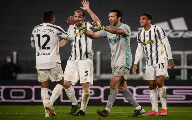 Dari kiri ke kanan: bek Juventus Alex Sandro, bek Giorgio Chiellini, penjaga gawang Gianluigi Buffon dan bek Danilo merayakan kememangan timnya atas Napoli dalam laga Serie A di Stadion Juventus di Turin, 7 April 2021