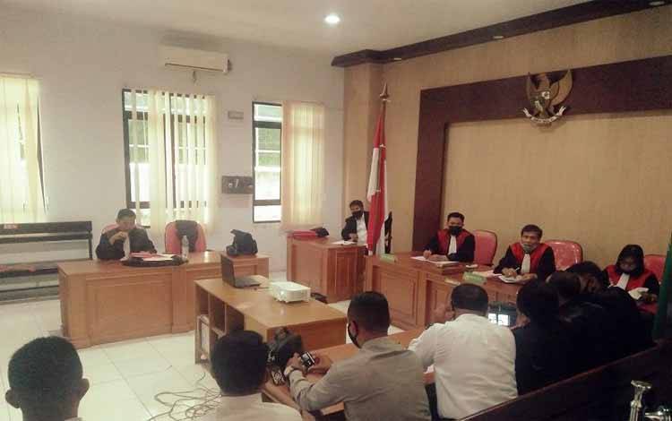 Ketua majelis hakim PN Ambon, Pasti Tarigan, SH didampingi Ronny Felix Wuisan, SH dan Jenny Tulak, SH menggelar sidang perdana enam terdakwa kasus dugaan penjualan senpi dan amunisi, Rabu (7/4/2021)