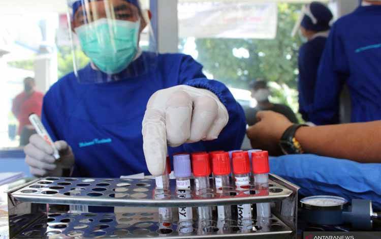 Petugas kesehatan menulis data sampel darah penyintas COVID-19 saat seleksi awal donor plasma konvalesen di Perumda Tirta Pakuan, Kota Bogor, Jawa Barat, Sabtu (13/3/2021)