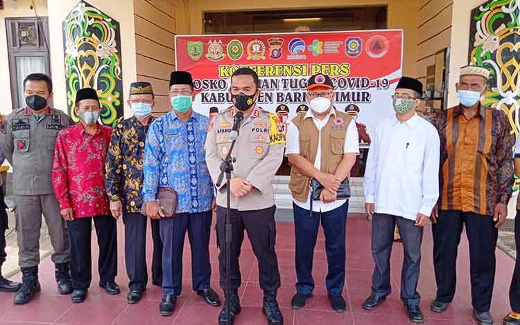 Kapolres Barito Timur, AKBP Afandi Eka Putra saat konferensi pers usai musyawarah terkait penanganan covid-19 selama bulan Ramadhan.