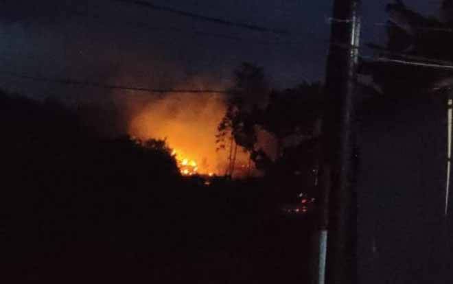Kebakaran lahan yang terjadi di Jalan Jenderal Sudirman Km 3, Kamis malam, 8 April 2021.