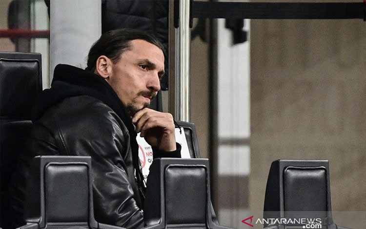 Penyerang AC Milan Zlatan Ibrahimovic saat menyaksikan rekan-rekannya menghadapi Napoli dalam lanjutan Liga Italia di Stadion San Siro, Milan, Italia, Minggu (14/3/2021)