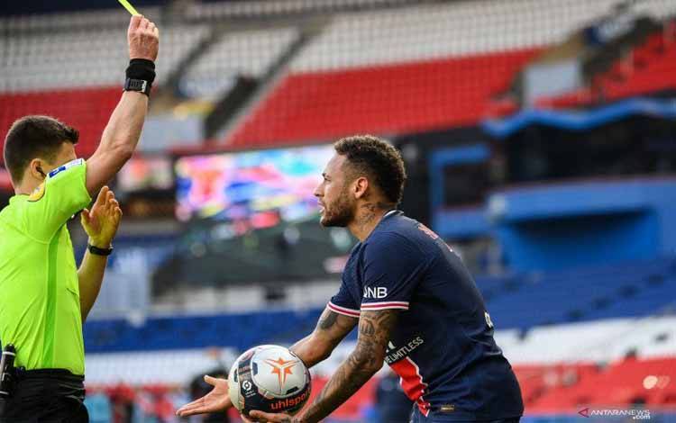 Reaksi penyerang Paris Saint-Germain (PSG), Neymar usai dapatkan kartu kuning kedua dalam pertandingan Ligue 1 lawan Lille (LOSC) pada 4 April 2021