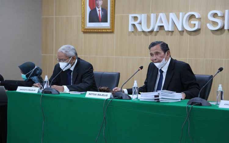 Ketua Dewan Pengawas Tumpak Hatorangan Panggabean di Gedung KPK, Jakarta, Kamis (8-4-2021)