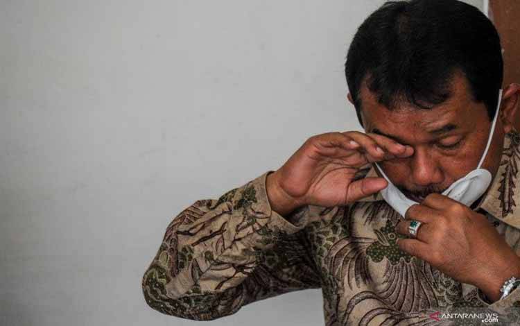 Mantan Bupati Bogor Rachmat Yasin, terdakwa kasus dugaan penerimaan gratifikasi dari sejumlah SKPD di Kabupaten Bogor mengusap matanya sebelum menjalani sidang dengan agenda pembacaan putusan di Pengadilan Tipikor, Bandung, Jawa Barat, Senin (22-3-2021)