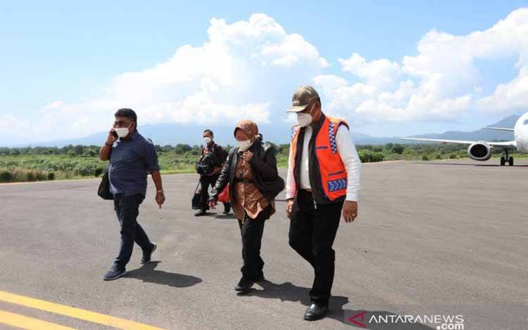 Menteri Sosial Tri Rismaharini tiba untuk memberikan bantuan logistik di Bandara Fransiscus Xaverius Seda, Provinsi Nusa Tenggara Timur, Kamis (8/4/2021)