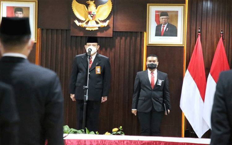 Ketua KPK Firli Bahuri (tengah) saat melantik delapan pegawai yang berasal dari Polri di Gedung KPK, Jakarta, Jumat (9/4/2021). (Humas KPK)