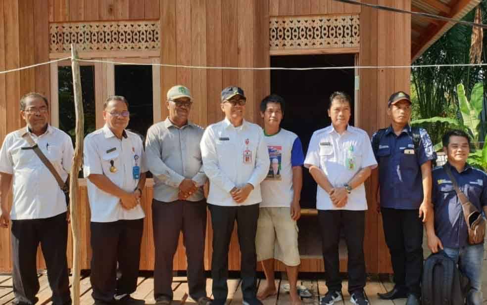Kepala Dinas Perumahan Kawasan Permukiman dan Pertanahan (Disperkimtan) Kalimantan Tengah (Kalteng) Leonard S Ampung saat foto bersama warga
