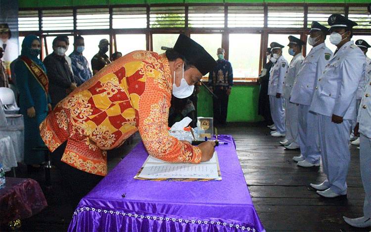 Bupati Pulang Pisau  Edy Pratowo pada acara pelantikan kepala desa Wilayah Maliku, Pandih Batu dan Sebangau Kuala di zona pertama, Kamis (8/4/2021) kemaren.
