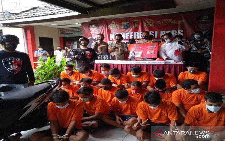 Polres Bangkalan saat merilis hasil penangkapan pelaku tindak pidana kriminal dari Operasi Pekat Semeru 2021. (ANTARA/HO/Polres Bangkalan)