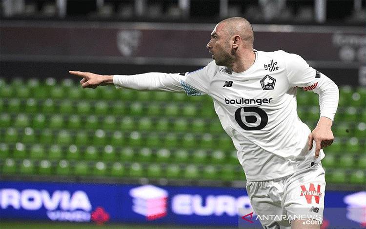Penyerang Lille Burak Yilmaz merayakan golnya ke gawang Metz dalam lanjutan Liga Prancis di Stadion Saint-Symphorien, Metz, Prancis, Jumat (9/4/2021) waktu setempat. (ANTARA/AFP/Jean-Christophe Verhaegen)