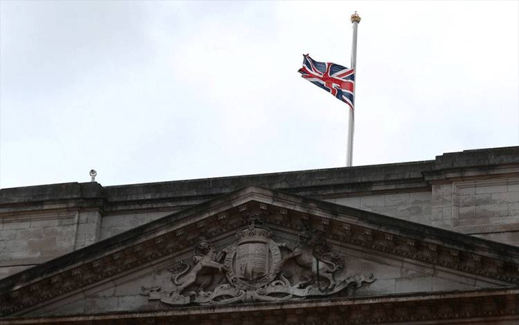Bendera Union Jack berkibar setengah tiang di puncak Istana Buckingham setelah diumumkan bahwa Pangeran Philip, suami Ratu Elizabeth, telah meninggal dunia pada umur 99 tahun, di London, Britain, Jumat (9/4/2021). ANTARA FOTO/REUTERS/Hannah McKay/rwa/cfo (REUTERS/HANNAH MCKAY)