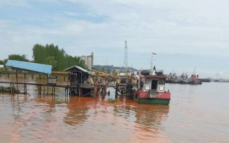 Perairan Sungai Mahakam di kawasan Simpang Paser, Palaran, Samarinda, berwarna kemerahan diduga tercemar minyak kelapa sawit (Arumanto)