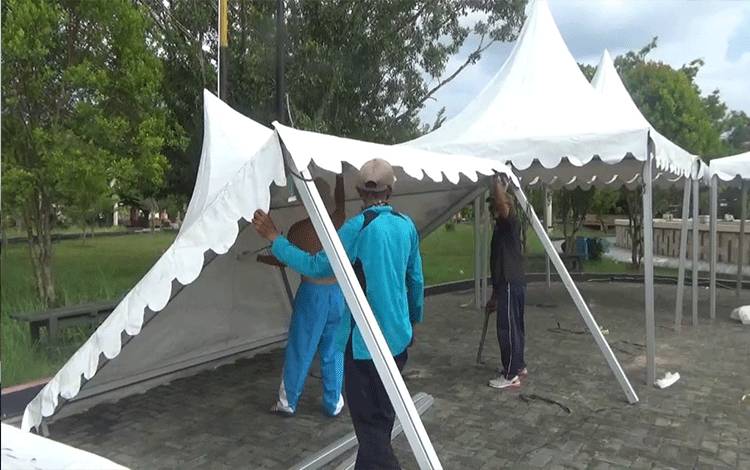 Dinas Pedagangan dan Perindustrian (Disdagprin), saat memasang tenda persiapan Pasar Ramadan di Taman Kota Sampit.