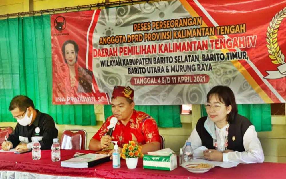 Anggota DPRD Kalteng, Ina Prayawati (kanan) saat melaksanakan reses di Kabupaten Barsel.