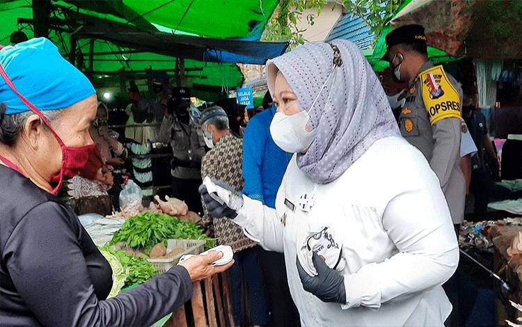 Bupati Kobar Nurhidayah saat membagikan masker di Pasar Indra Sari Pangkalan Bun.