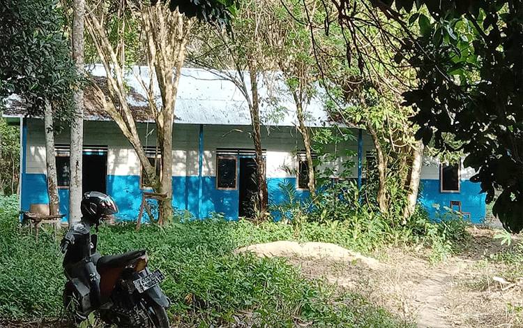 Rumah rumah dinas guru SMA Negeri 1 Tamiang Layang yang baru tanpa fasilitas MCK.