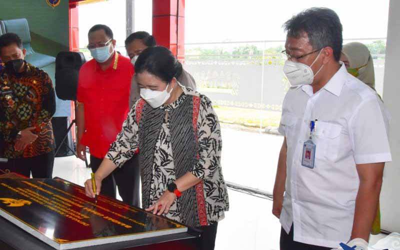 Ketua DPR RI Puan Maharani saat meresmikan Bandara Muhammad Taufiq Kiemas di Lampung, pada Sabtu (10/4). (foto : ANTARA/HO/Kementerian Perhubungan)