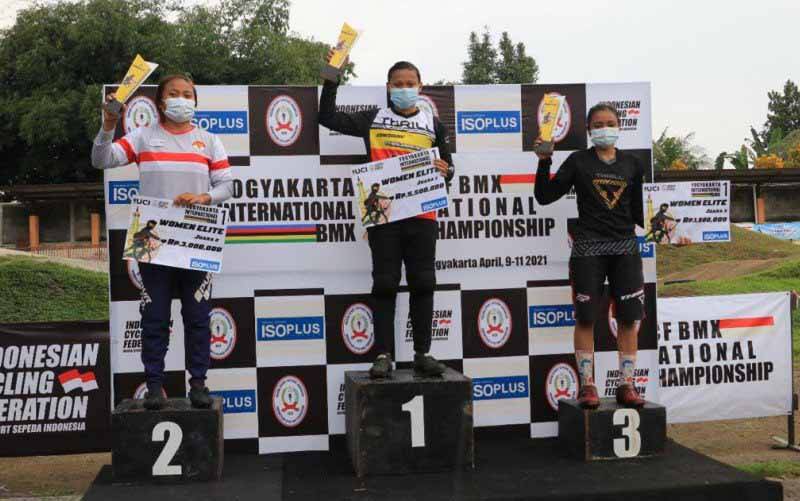 Para pemenang memperlihatkan tropi Kejuaraan BMX Internasional 2021 seri 1 di Jogjakarta, Sabtu (10/4/2021). (foto : ANTARA/HO-Divisi Humas Polri)