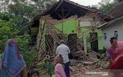 Warga menyaksikan rumah yang rusak akibat gempa di Kecamatan Turen, Kabupaten Malang, Jawa Timur, Sabtu (10/4/2021). Gempa berkekuatan kurang lebih magnitudo (m) 6,7 yang terjadi di wilayah Kabupaten Malang tersebut menyebabkan sejumlah rumah warga rusak dan goncangan di sejumlah wilayah di Jawa Timur. (foto : ANTARA FOTO/STR/SA/aww)