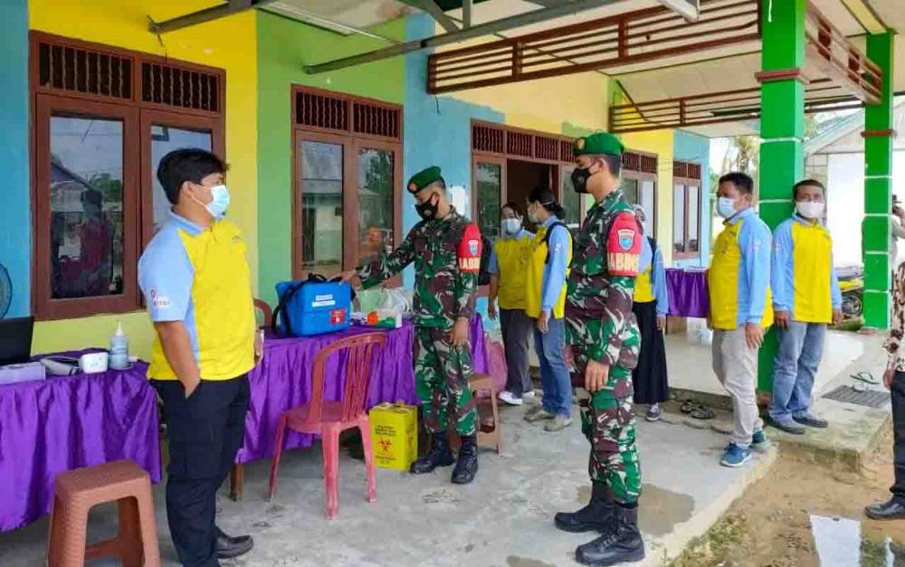 Personel Koramil Arut Selatan (Arsel) kawal pendistribusian vaksin ke Puskesmas Desa Tanjung Terantang.
