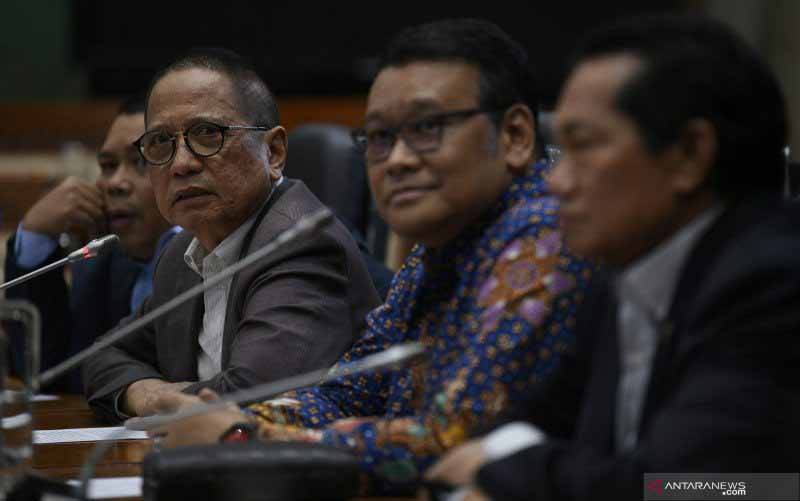 Ketua Komisi XI DPR Dito Ganinduto (kedua kiri). (foto : ANTARA FOTO/Puspa Perwitasari/wsj)
