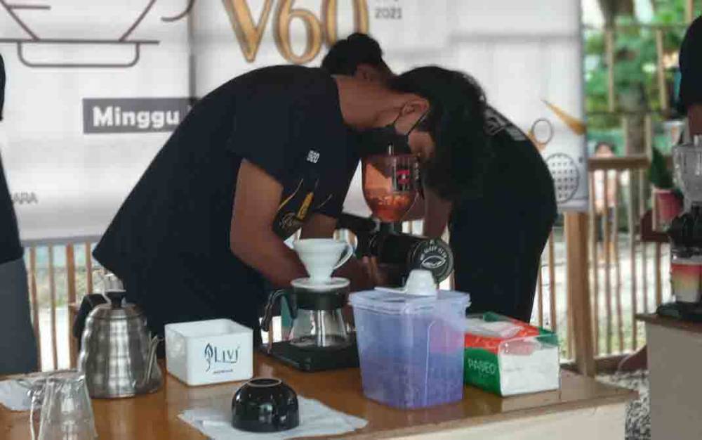 Salah seorang praktisi kopi di Kobar sedang mengikuti fun battle antar barista di Roskopcl Coffee, Desa Sungai Kapitan, Kecamatan Kumai, Minggu, 11 April 2021