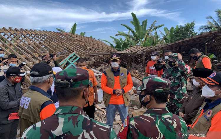 Kepala BNPB Letjen TNI Doni Monardo (tengah) meninjau salah satu titik bencana di Desa Wirotaman, Kecamatan Ampelgading, Kabupaten Malang, Jawa Timur, Minggu (11/4/2021)