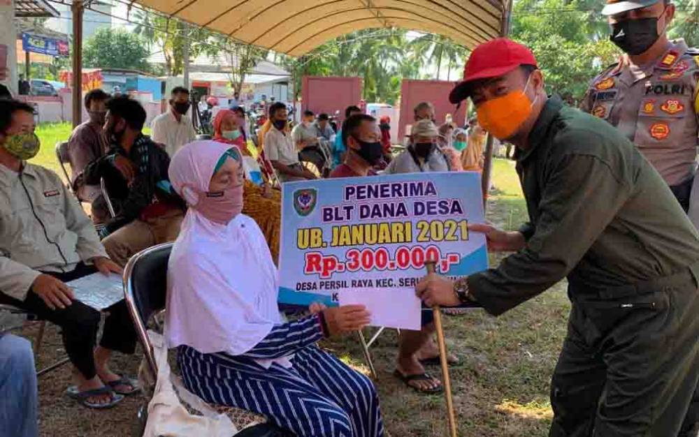 Bupati Seruyan, Yulhaidir menyerahkan penyaluran BLT-DD untuk warga penerima di Desa Persil Raya