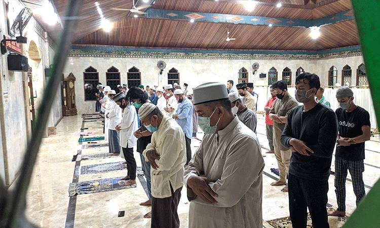 Sejumlah jemaah saat melaksanakan salat Tarawih berjemaah di Masjid Al Falah, dengan protokol kesehatan Covid-19.