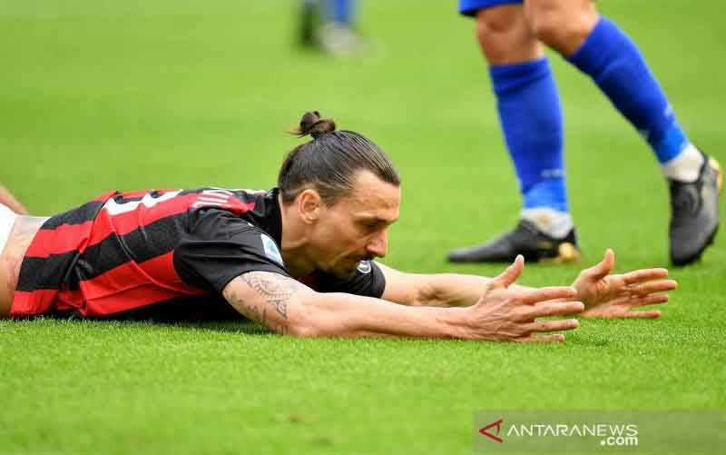 Pemain AC Milan Zlatan Ibrahimovic bereaksi usai terjatuh saat pertandingan melawan Sampdoria pada laga Serie A di San Siro, Milan, Italia, Sabtu (3/4/2021). (foto : ANTARA FOTO/REUTERS/Daniele Mascolo/rwa)