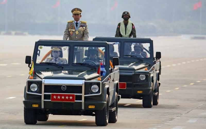 Kepala junta Myanmar Jenderal Senior Min Aung Hlaing, yang menggulingkan pemerintah terpilih dalam kudeta pada 1 Februari, memimpin parade militer pada Hari Angkatan Bersenjata di Naypyitaw, Myanmar, Sabtu (27/3/2021). (foto : ANTARA FOTO/REUTERS/Stringer/RWA/sa)