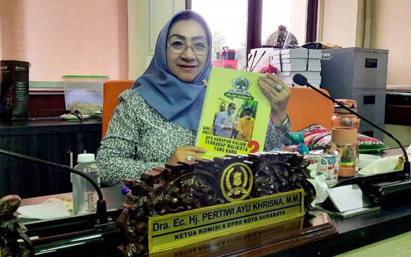 Ketua Komisi A DPRD Kota Surabaya dari Fraksi Golkar Pertiwi Ayu Khrisna memperlihatkan buku aspirasi yang diterbitkan Partai Golkar untuk Wali Kota Surabaya, Senin (12-4-2021). (foto : ANTARA/HO-Golkar Kota Surabaya)