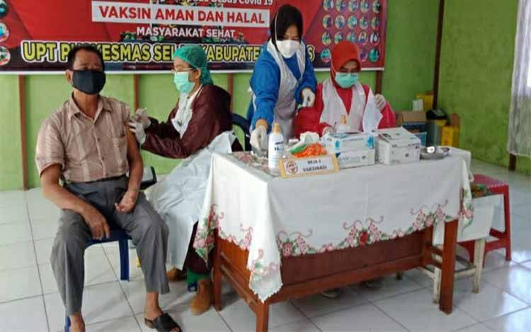 Pelaksanaan vaksinasi covid-19 untuk Lansia di wilayah Selat pada Selasa, 13 April 2021